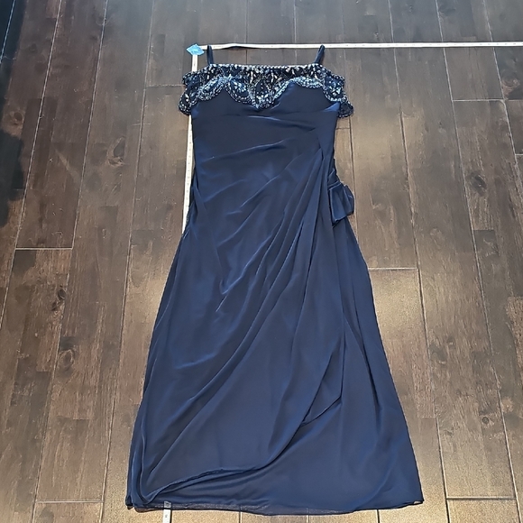 Elegant Navy Blue Evening Gown - Picture 1 of 13